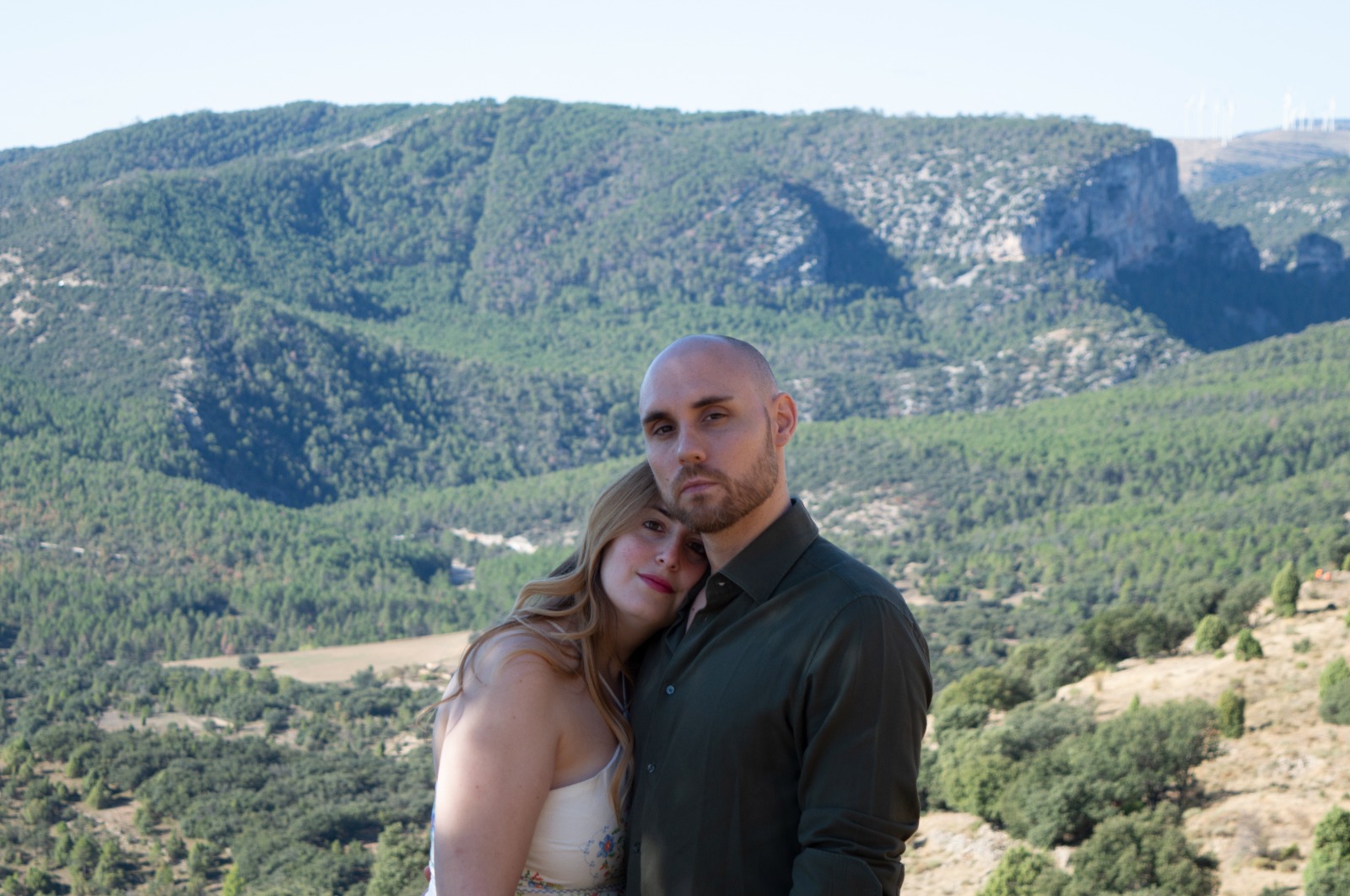 Maria recolzada en Dani davant d’un paisatge de muntanya