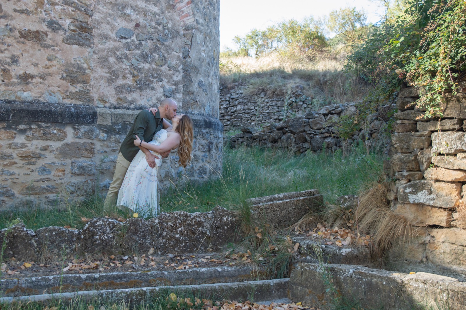 Un bes de Dani i Maria entre murs de pedra