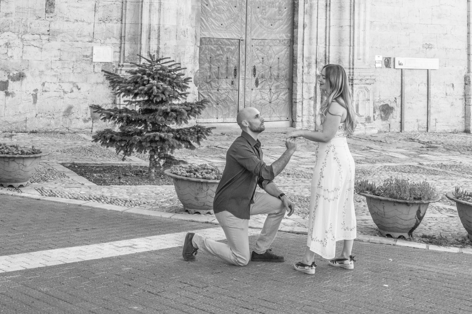 Dani agenollat davant de Maria, agafant-li la mà