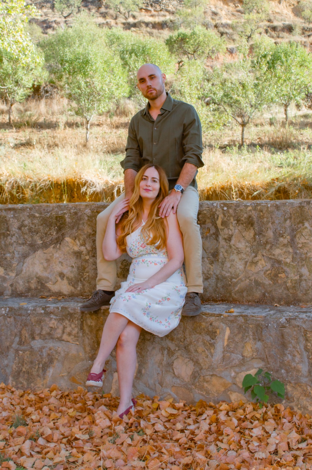 Dani i Maria junts entre arbres i fulles de tardor