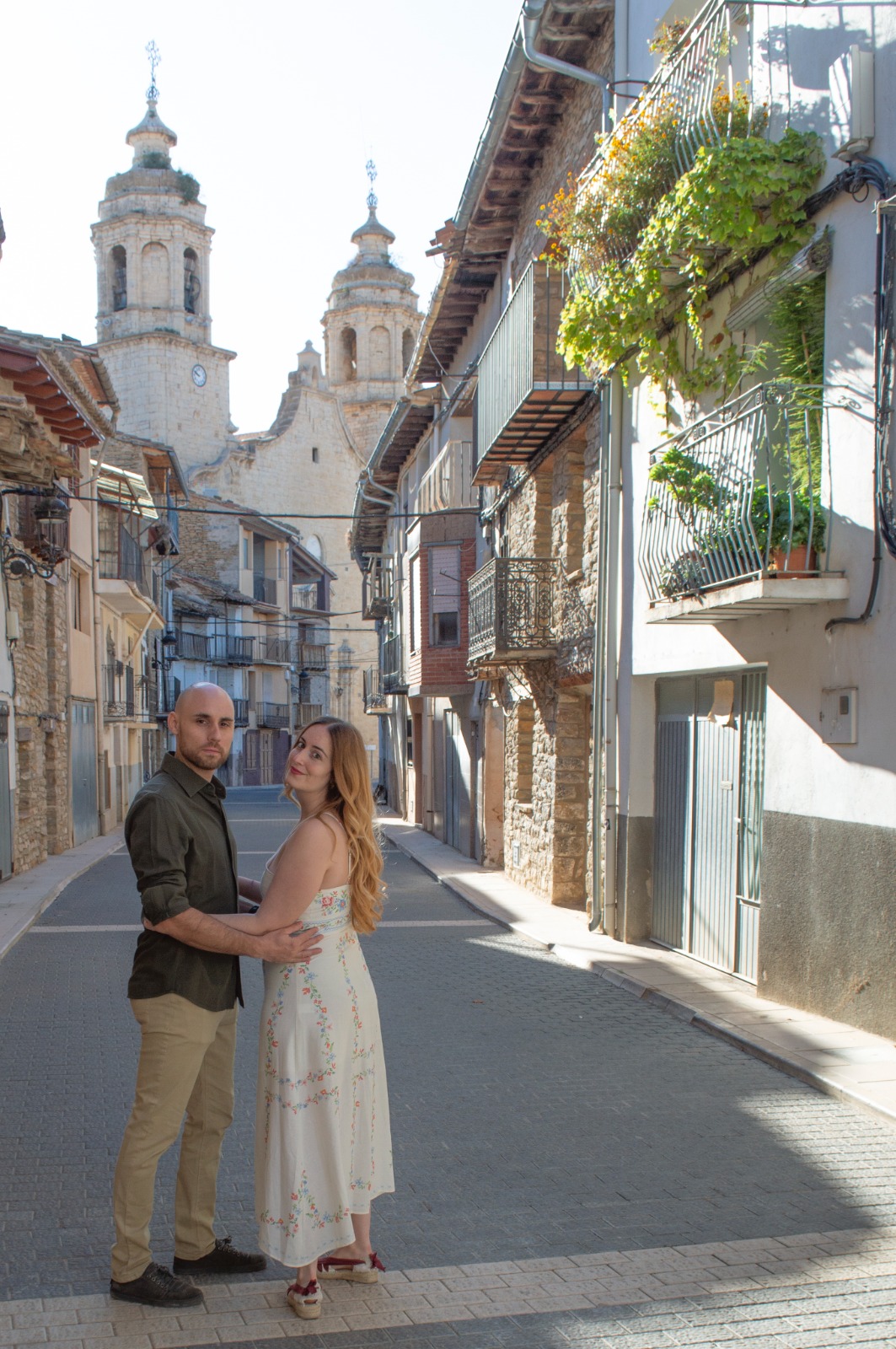 Dani i Maria abraçats en un carrer del poble